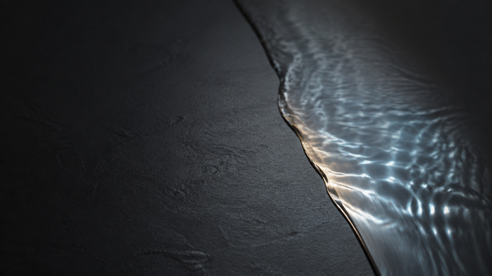 Abstrakte Lichtbrechung auf einer klaren Wasserfläche